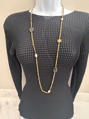 18" Length Gold Colored Necklace with simulated pearls, simulated Onyx